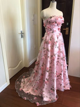 Load image into Gallery viewer, Walk Beside You Pink Flowers Prom Dresses 2019 Long Strapless Sweetheart vestido de formatura longo Evening Gown Party Halloween