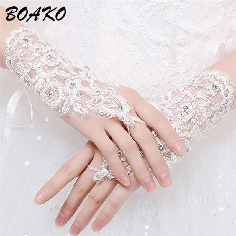 Fingerless Short Wedding Gloves Wrist Length Lace Appliques Sequins Bridal Gloves Hollow White Red Lace Glove Accessories